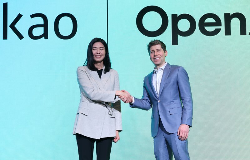 정신아 카카오 대표와 챗GPT 개발사 오픈AI의 샘 올트먼 최고경영자(CEO)가 4일 서울 중구 플라자호텔에서 열린 전략적 제휴 체결 공동 기자간담회에서 악수를 나누고 있다.카카오는 국내 기업으로는 처음으로 오픈A