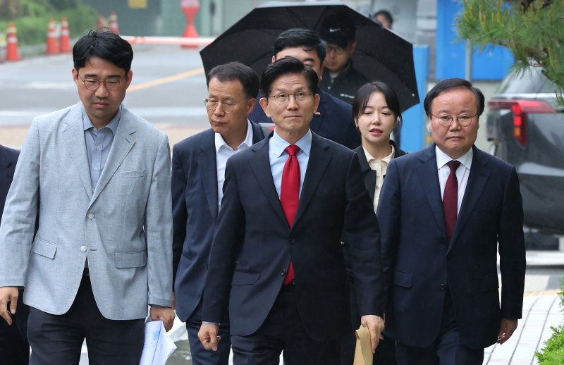 국민의힘으로부터 대통령선거 후보 자격이 취소된 김문수 후보가 10일 오후 서울 양천구 남부지방법원에서 열린 후보 선출취소 효력정지 가처분 심문기일에 출석하고 있다.뉴스1