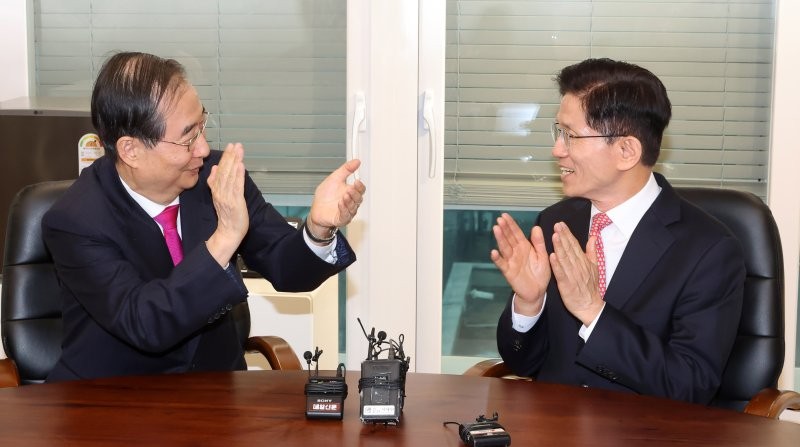 <b>김문수</b>, <b>한덕수</b> 만나 <b>선대위원장</b> 제안..화합·통합에 집중
