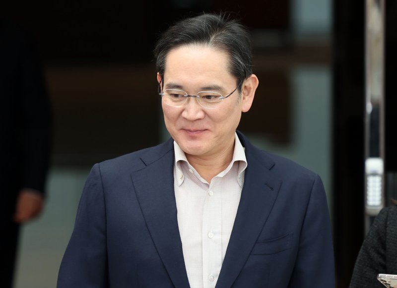지난달 9일 일본 출장을 마친 이재용 삼성전자 회장이 서울 강서구 김포비즈니스항공센터(SGBAC)를 통해 귀국하는 모습.뉴시스