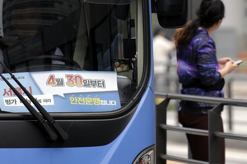 전국 버스 노조 조정신청을 하루 앞둔 11일 서울 중구 정류장에 정차한 버스 운전석에 '안전운행' 피켓이 놓여있다.뉴시스