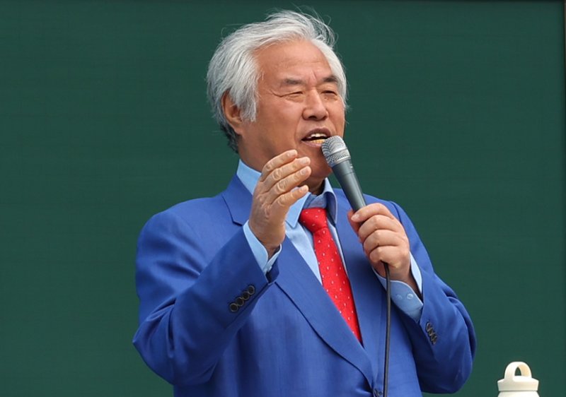 [서울=뉴시스] 최진석 기자 = 전광훈 사랑제일교회 목사가 지난달 27일 서울 종로구 세종대로사거리에서 열린 전국 주일 연합 예배에서 설교하고 있다.2025.04.27./사진=뉴시스