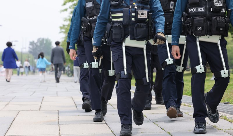 '서울 여의도 한강공원에서 서울경찰청 기동대원들이 웨어러블 로봇을 착용하고 순찰 시연을 하고 있다.연합뉴스