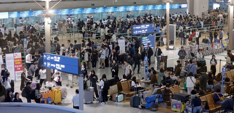5월 황금연휴를 앞둔 1일 인천국제공항 제1여객터미널 출국장에서 승객들로 북적이고 있다.연합뉴스