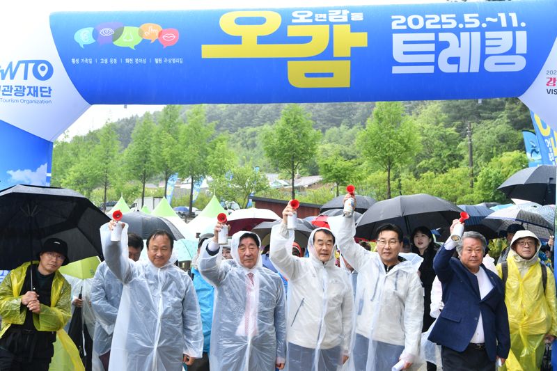 횡성군과 강원관광재단이 2025년 강원방문의 해를 맞아 지난 10일 횡성호수길축제와 함게 오감트레킹 행사를 진행했다.횡성군 제공