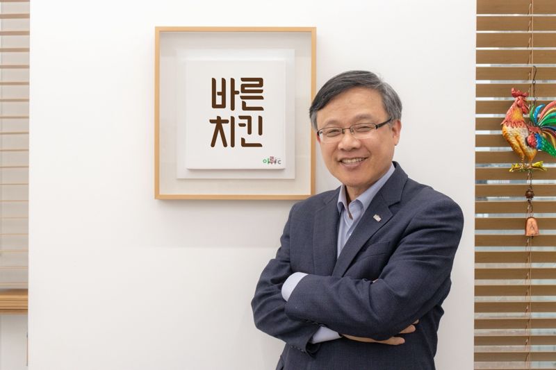 바른치킨을 운영하는 이루에프씨 이근갑 대표가 포즈를 취하고 있다.이루에프씨 제공