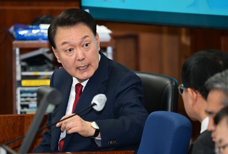 12·3 비상계엄을 선포해 내란 우두머리 혐의로 재판에 넘겨진 윤석열 전 대통령이 지난 4월 21일 오전 서울 서초구 서울중앙지법 417호 법정에 앉아 변호인단과 대화를 하고 있다. /사진=뉴시스