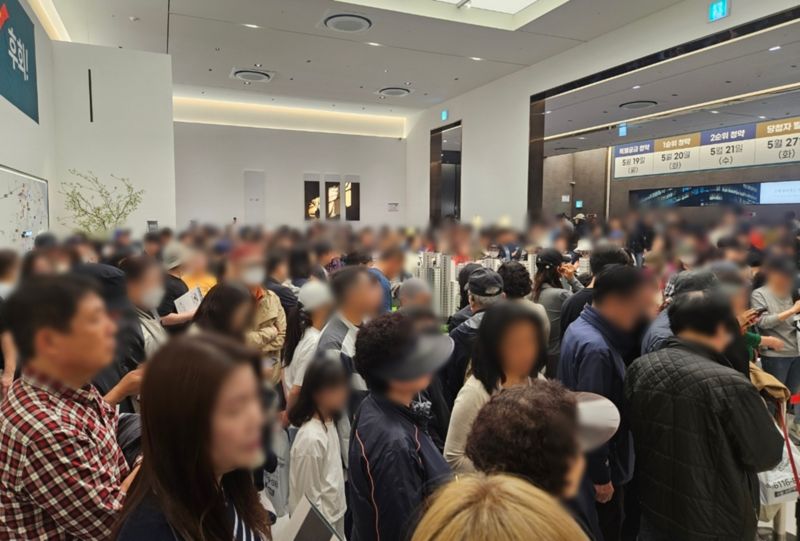 지난 주말 고척 푸르지오 힐스테이트 견본주택을 찾은 방문객들.더피알 제공
