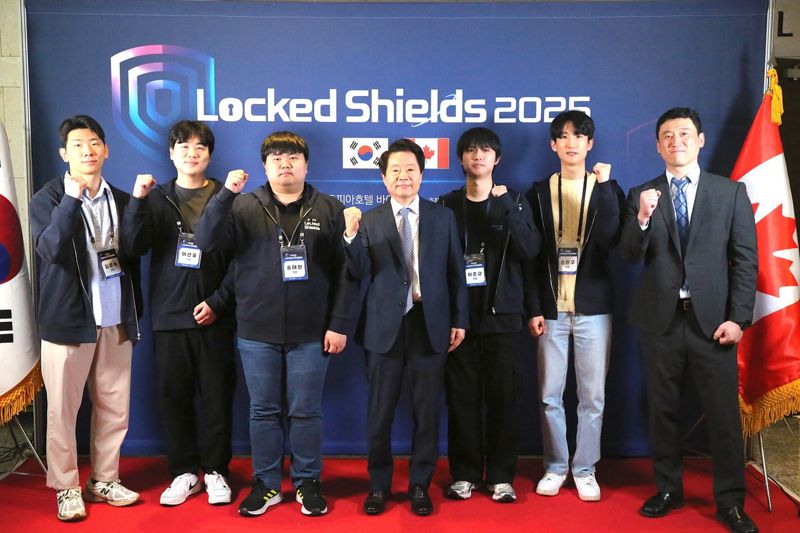강석균 안랩 대표(왼쪽 네 번째)가 지난 5~9일 진행된 국제 사이버 공격 방어 연합훈련 '락드 쉴즈 2025'에 참가해 기념사진을 찍고 있다.안랩 제공