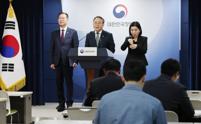 고기동 행정안전부장관 직무대행과 박성재 법무부 장관이 12일 서울 종로구 정부서울청사에서 제21대 대통령 선거 대국민 담화문을 발표하고 있다.뉴스1