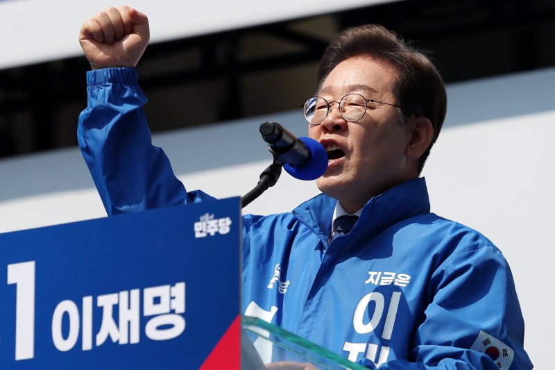 더불어민주당 이재명 대선 후보가 6·3 대통령선거 공식 선거운동 첫날인 12일 서울 광화문 청계광장에서 열린 중앙선대위 출정식 및 첫 유세에서 시민들에게 지지를 호소하고 있다.사진=연합 지면화상