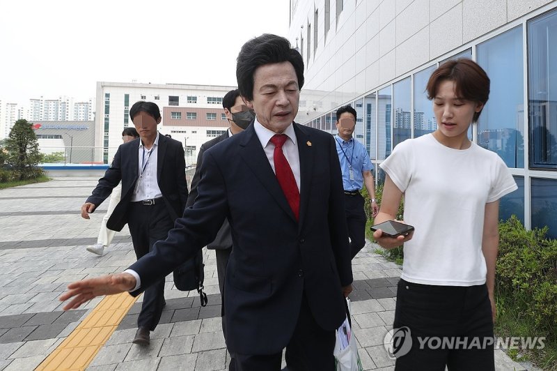여신도 강제추행 등의 혐의를 받는 허경영 국가혁명당 명예대표(왼쪽).연합뉴스