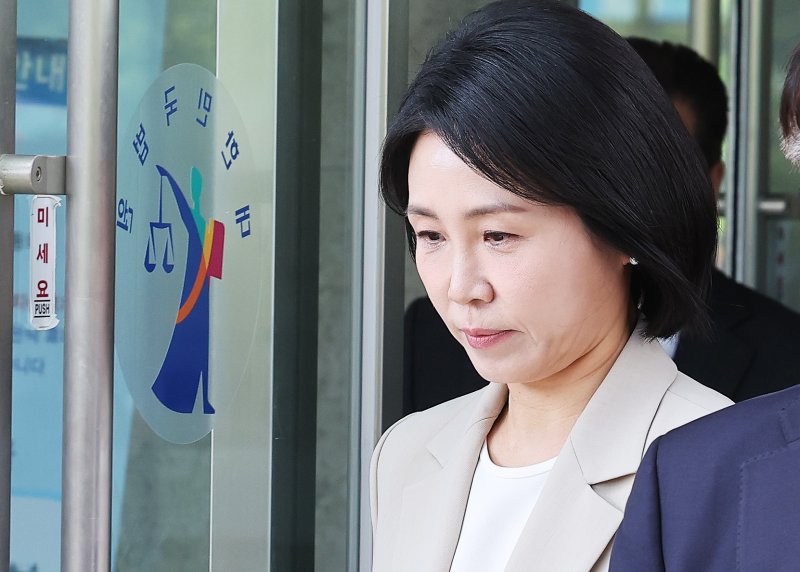 더불어민주당 이재명 대선후보 배우자 김혜경씨가 12일 경기도 수원시 영통구 수원고등법원에서 열린 항소심 선고공판을 마치고 나오고 있다./사진=연합뉴스
