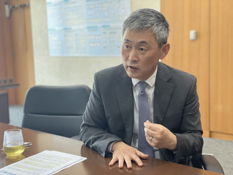 김정회 한국반도체산업협회 부회장이 12일 경기 성남 한국반도체산업협회 본사에서 인터뷰를 하고 있다.사진=조은효 기자