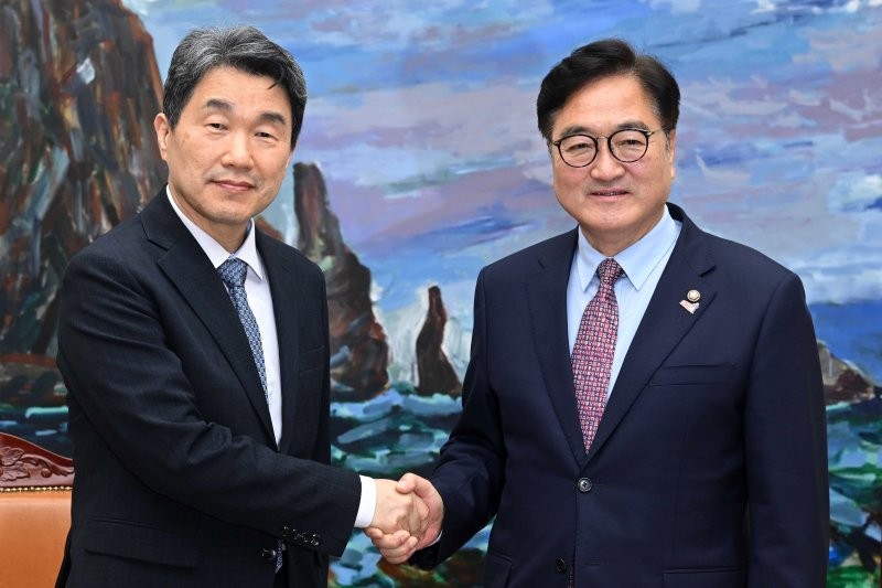 <b>이주호</b>, 국회의장 만나 공정선거 <b>관리</b> 약속
