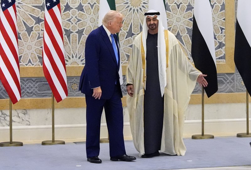 도널드 트럼프(왼쪽) 미국 대통령이 15일(현지시간) 아랍에미리트(UAE) 아부다비 카스르 알 와탄 궁에서 모함메드 빈 자예드 알 나흐얀 UAE 대통령의 안내를 받아 이동하고 있다. 트럼프 대통령은 이날 이란과 핵