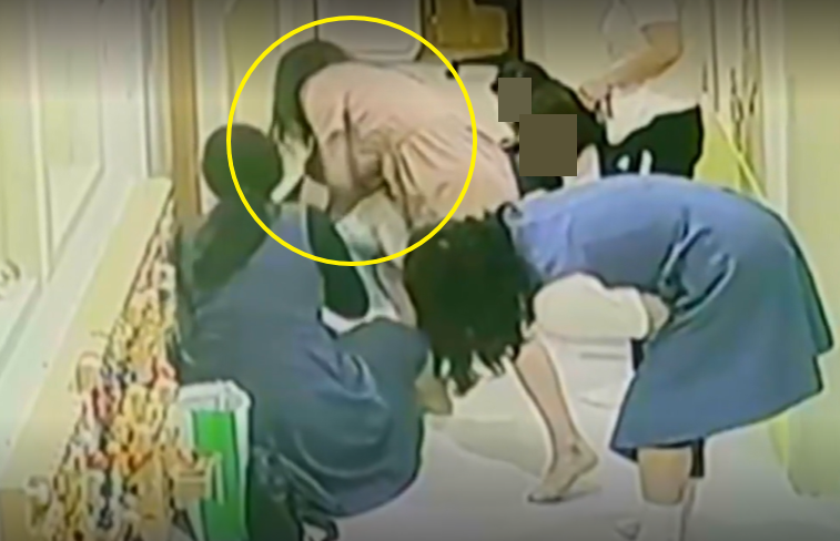 대구 동구 소재의 한 어린이집 원장인 김영숙 원장이 숨을 제대로 쉬지 못하는 아기를 하임리히법을 시행해 구조하고 있다./사진=채널A 뉴스 캡처