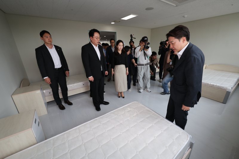 개혁신당 이준석 대선 후보가 21일 경기 성남의료원을 찾아 병실 내부를 둘러보고 있다. 공동취재
