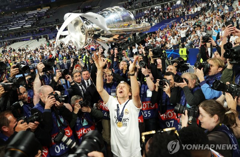 '캡틴' <b>모드리치</b>, <b>레알 마드리드</b>와 뜨거운 <b>작별</b>… "영원한 <b>레알</b> 팬으로...