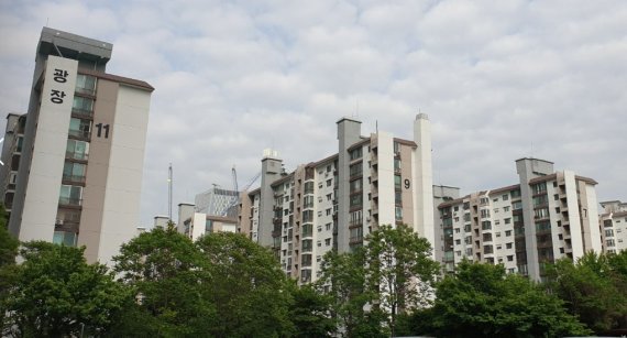 Exterior of Gwangjang Apartments in Yeouido, Yeongdeungpo-gu, Seoul. Financial News DB