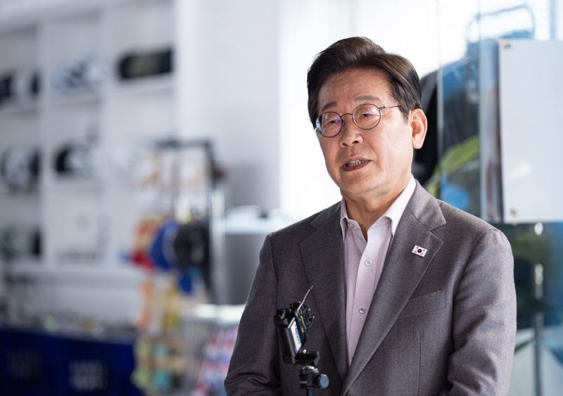 李 대선<b>공약</b>집 공개.."경제부처 빼고 왠만하면 기존 부처 손대지 않을 ...