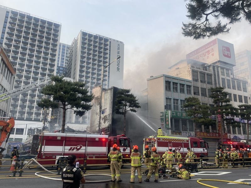 "희뿌연 연기·매캐한 냄새"…노후 건물 밀집한 <b>세운상가 인근 화재</b>