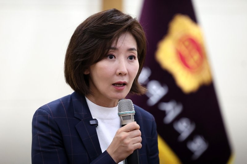 나경원, <b>투표</b>용지 반출 <b>논란</b>에 "선관위, 또 사고 쳤다"
