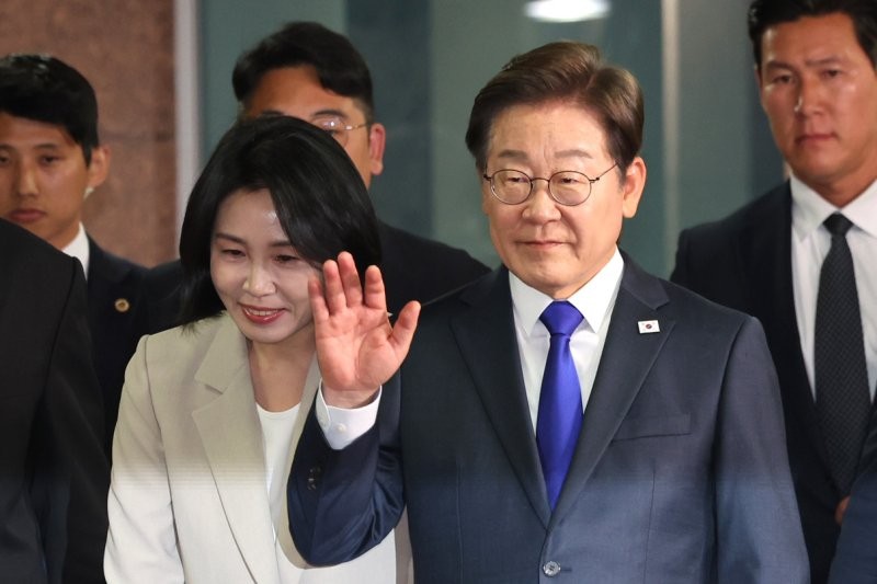 문재인 "이재명 <b>당선 축하</b>…위대한 국민의 선택"