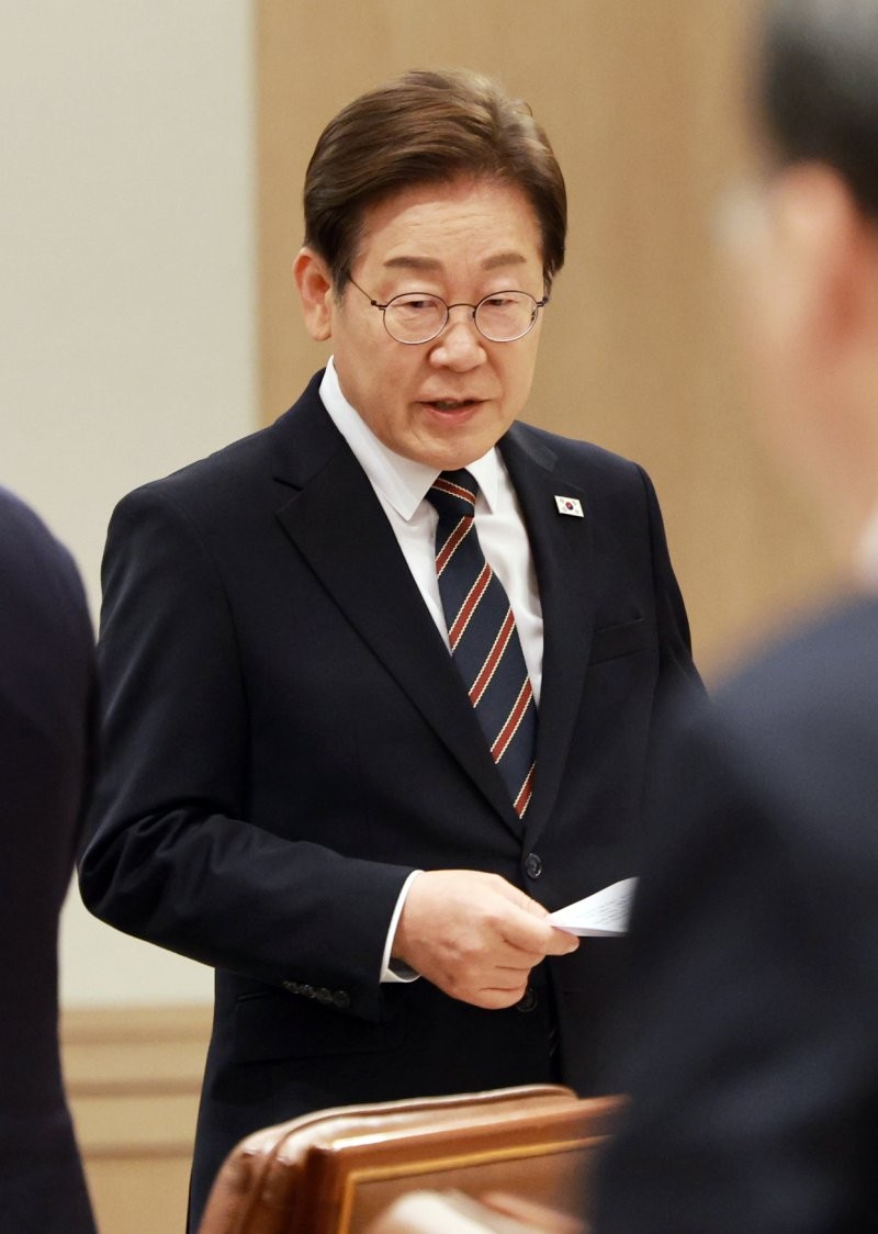 李<b>대통령</b> "라면 한개에 2000원?…<b>물가</b> 대책 챙겨달라"