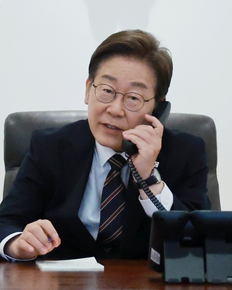 이재명 대통령이 9일 서울 용산구 대통령실 청사 집무실에서 이시바 시게루 일본 총리와 전화 통화를 위해 수화기를 들고 있다. 뉴시스