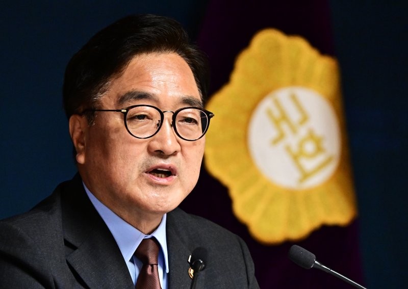 禹<b>국회의장</b> “국정 안정되면 <b>개헌</b>..李대통령 임기연장? <b>논의</b>해봐야”