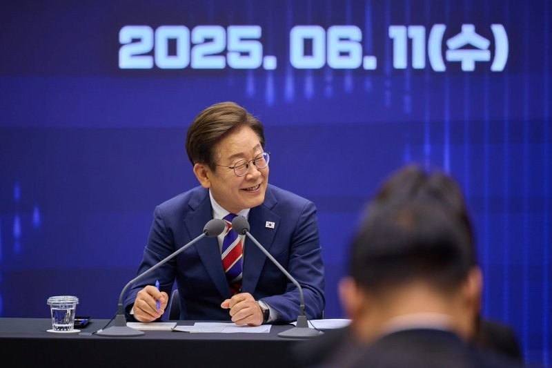 <b>이재명</b> "대통령실 직원 과로로 쓰러져…무거운 책임감 느껴"