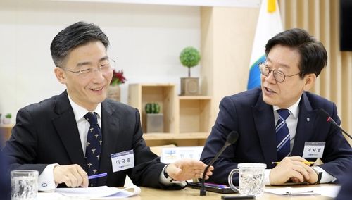 이재명 당시 경기도지사와 이국종 당시 경기남부권역외상센터장. 사진=연합뉴스