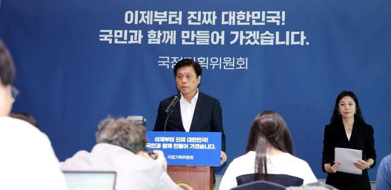 정부 <b>업무보고</b> ‘매우 <b>실망</b>’…국정위, 전 부처 재<b>보고</b> 방침