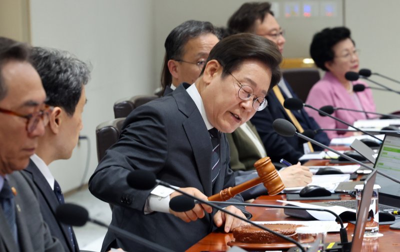 [서울=뉴시스] 고범준 기자 = 이재명 대통령이 19일 서울 용산구 대통령실 청사에서 열린 국무회의에서 의사봉을 두드리고 있다. (대통령실통신사진기자단) 2025.06.19. bjko@newsis.com