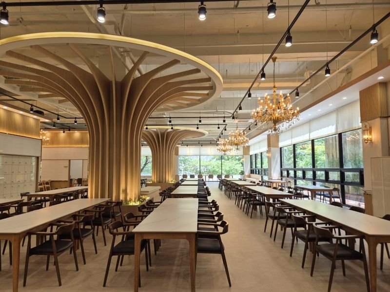 부산 남구 대연동 아파트 밀집지역에 위치한 프리미엄 골목형 시니어 복합타운은 특급호텔과 같은 시설에다 비접촉 신체인식 키오스크 등으로 어르신들의 건강상태를 실시간 체크, 안전하고 쾌적한 돌봄서비스를 펼치며 좋은 반응