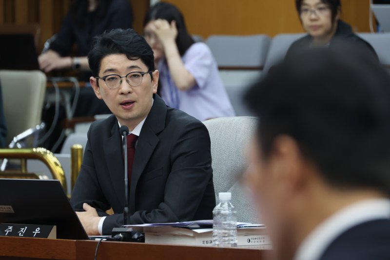 주진우 국민의힘 의원이 24일 서울 여의도 국회에서 열린 김민석 국무총리 후보자 인사청문회에서 김 후보자에게 질의하고 있다. /사진=뉴시스