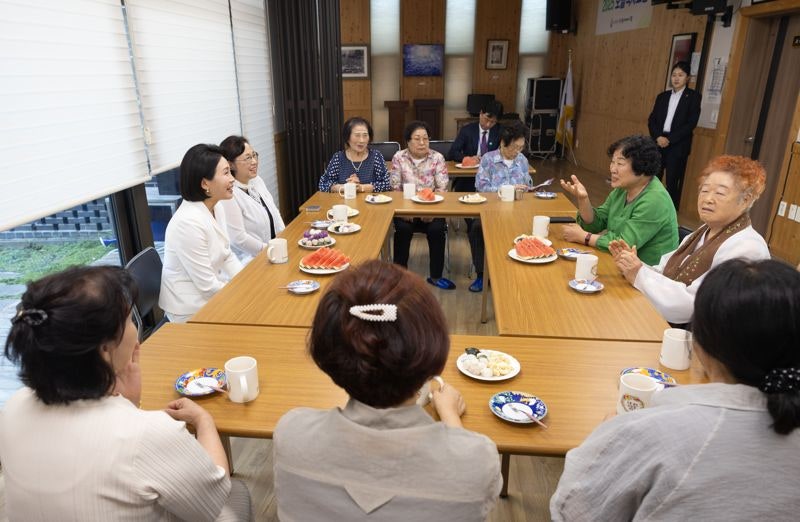 <b>김혜경 여사</b>, <b>오월어머니집</b> 방문…"다시 뵙자는 약속 지키러 왔다"