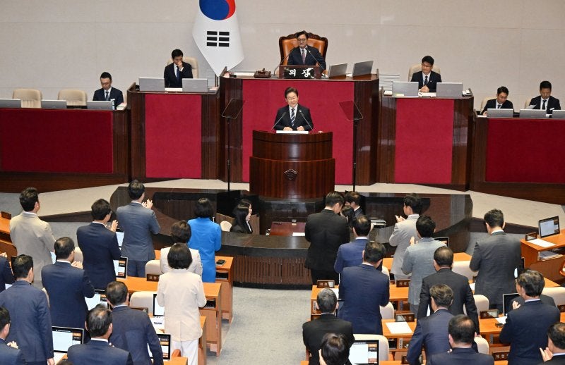 李<b>대통령</b> 시정연설에 與 박수 12번…국힘 의원들과도 악수