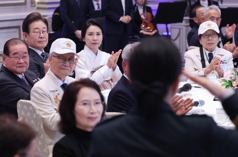 李<b>대통령</b>, 연평해전·천안함 유족 <b>초청</b>…청와대 영빈관서 첫 <b>보훈</b>오찬