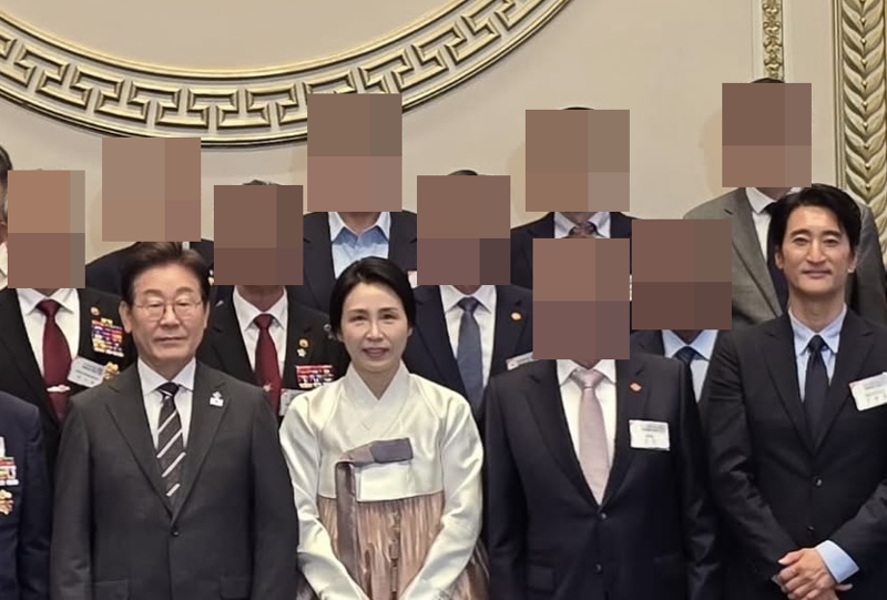 李<b>대통령</b> 부부 만난 신현준... "영웅을 기억합니다"