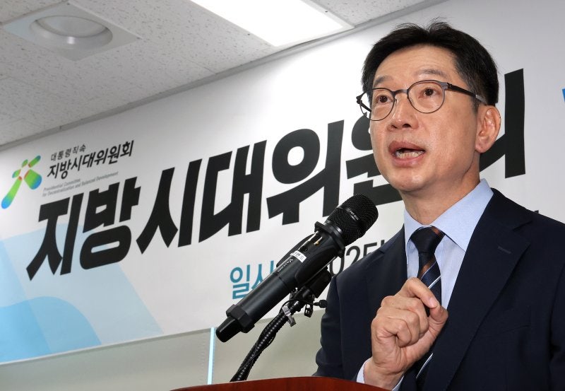 <b>김경수</b>, "균형발전 위해 '5극 3특' 설계도부터 만들 것"