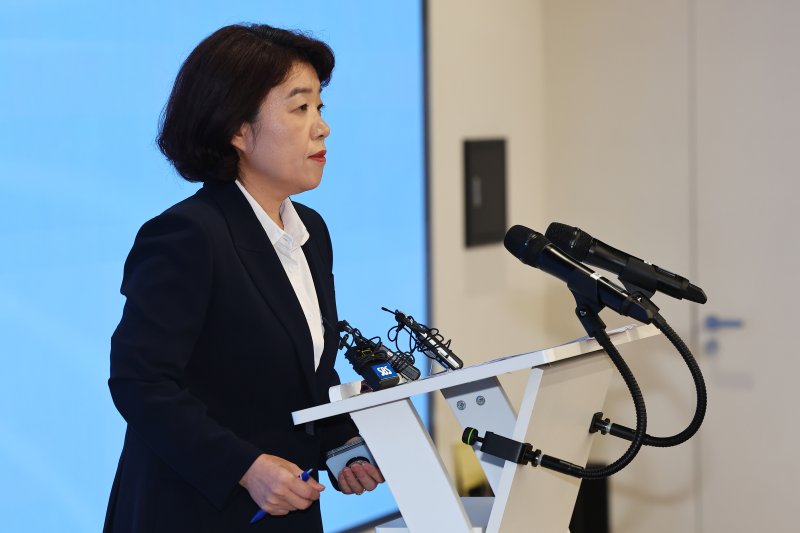 윤석열 전 대통령 부인 김건희 여사와 관련한 각종 의혹 사건을 수사하는 민중기 특별검사팀 오정희 특검보가 지난 8일 서울 종로구 KT광화문빌딩에서 정례 브리핑을 하고 있다. /사진=연합뉴스