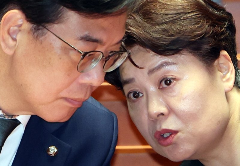 野혁신위 “전광훈만 볼거면 나가라” vs 비대위 “특정<b>계파</b> 몰아내면 ...