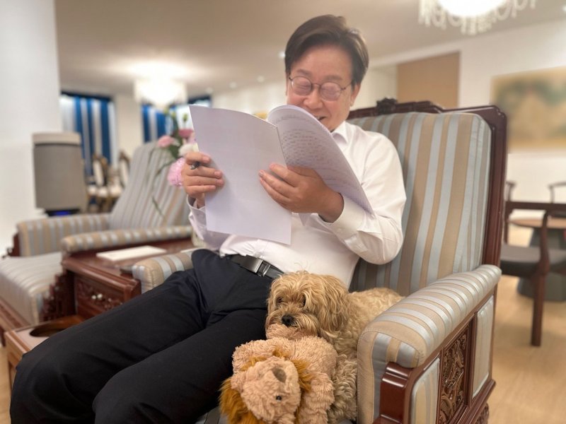 [서울=뉴시스] 대통령실은 이재명 대통령이 서울 한남동 관저에서 반려견 '바비'와 함께하는 모습을 14일 SNS에 공개했다. 이 대통령은 '사람과 동물이 함께 어우러져 조화롭게 공존하고, 서로의 삶을 풍요롭게 만드는