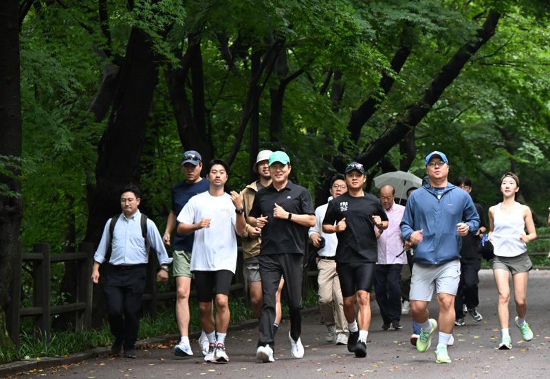 <b>오세훈</b>, <b>남산</b> 뛰고 샤워장 점검..."생활 밀착형 운동시설 지속 확보"