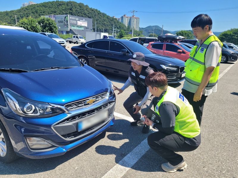 가평군이 최근 자동차 불법 튜닝 차량에 대한 일제 단속을 벌였다. 사진은 합동 단속반이 차량 점검을 진행하는 모습. 가평군 제공