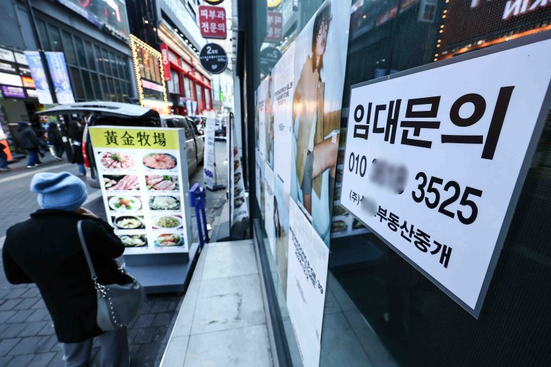 서울 시내의 한 음식점 앞에 임대 안내문이 붙어 있다. 뉴시스