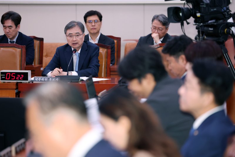 조현 외교부 장관 후보자가 17일 국회 외교통일위원회에서 열린 인사청문회에서 의원 질의에 답하고 있다. 뉴시스
