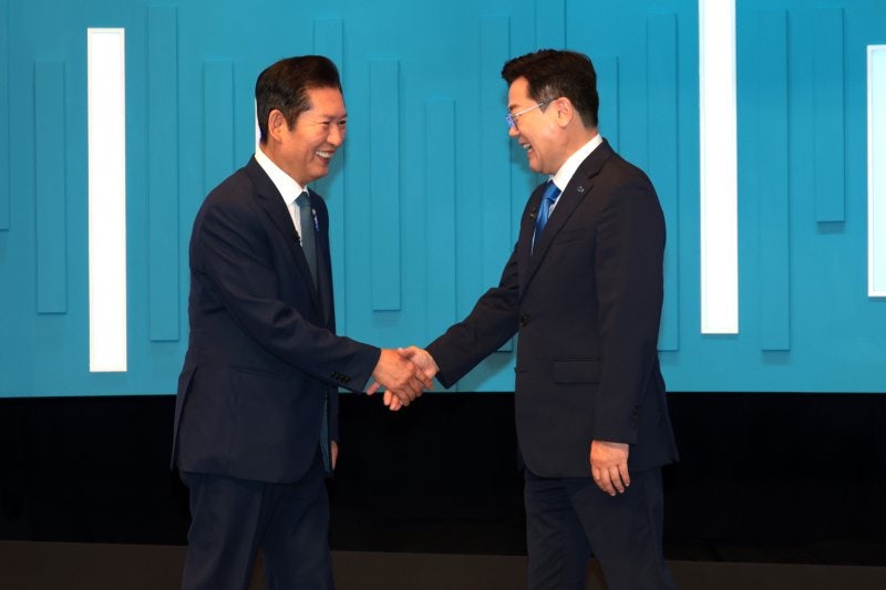 박찬대 "폭우 피해 복구 먼저"...정청래 "앞당겨 원샷 <b>경선</b>"